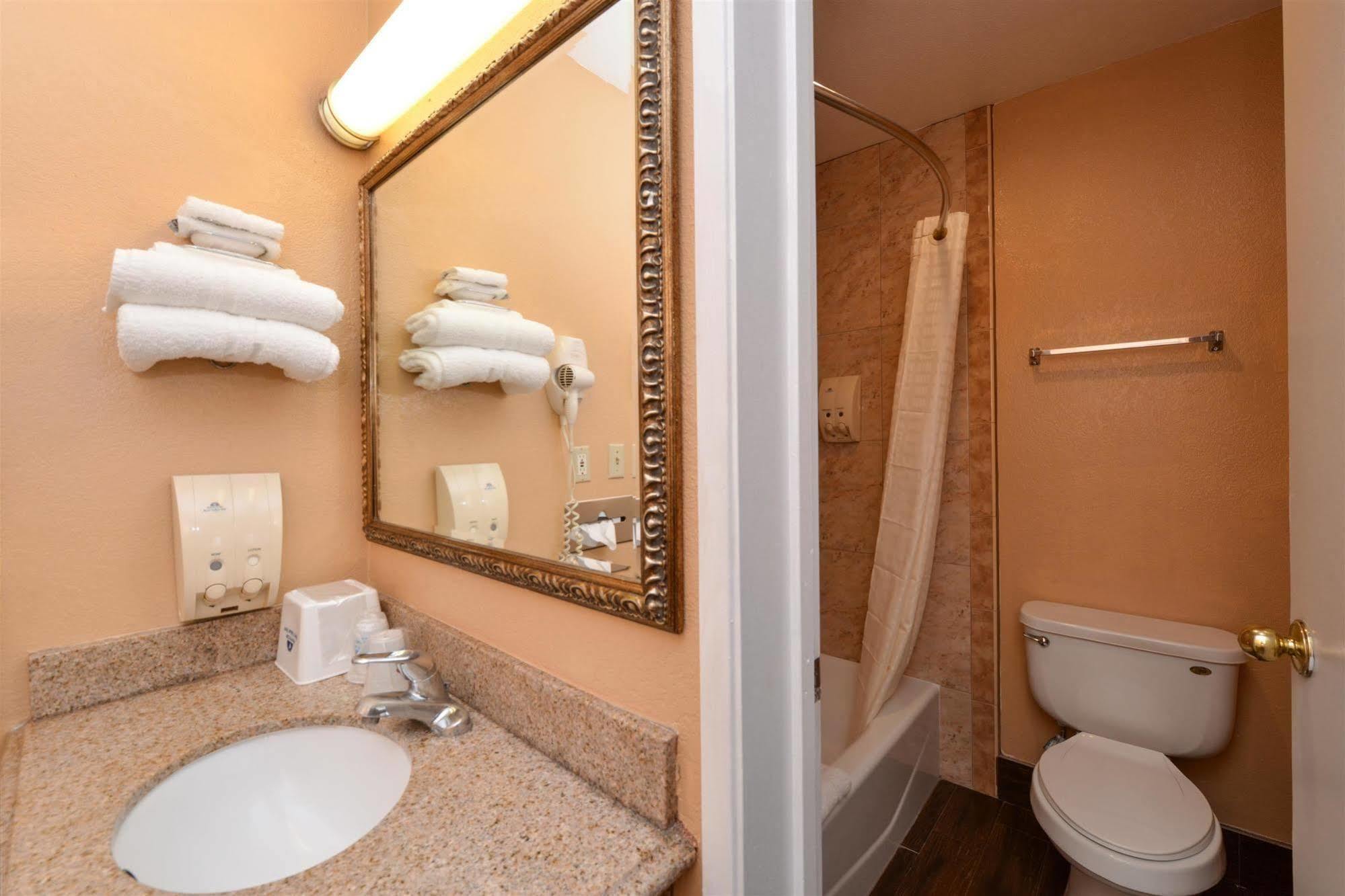 Americas Best Value Inn & Suites-East Bakersfield Bagian luar foto